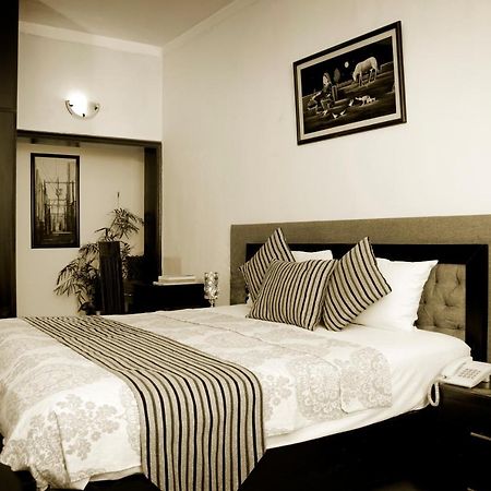 Royal Elegance Hotel ลาฮอร์ ภายนอก รูปภาพ
