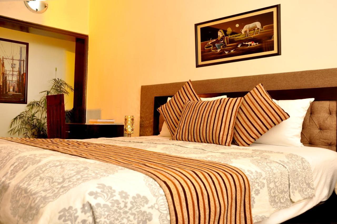 Royal Elegance Hotel ลาฮอร์ ภายนอก รูปภาพ