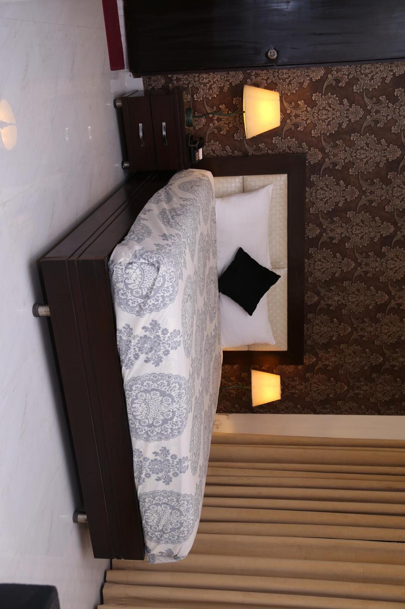 Royal Elegance Hotel ลาฮอร์ ภายนอก รูปภาพ