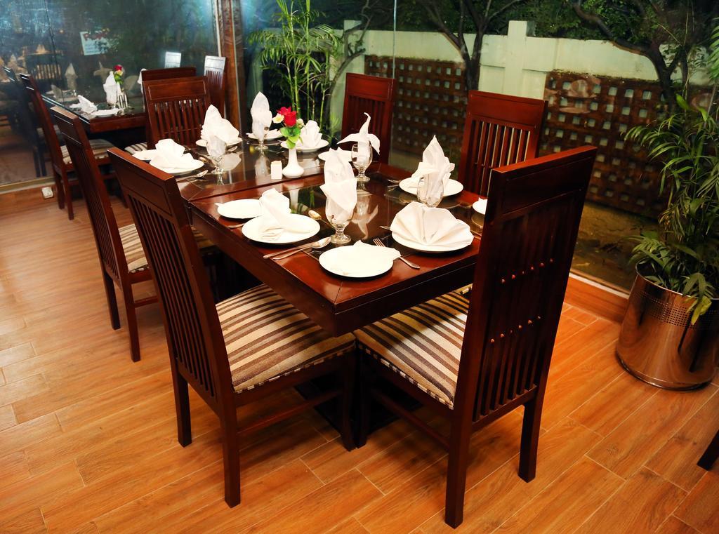 Royal Elegance Hotel ลาฮอร์ ภายนอก รูปภาพ