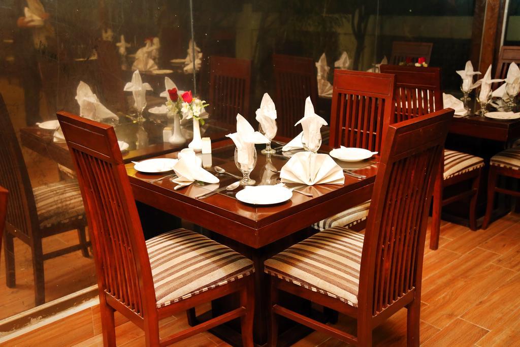 Royal Elegance Hotel ลาฮอร์ ภายนอก รูปภาพ